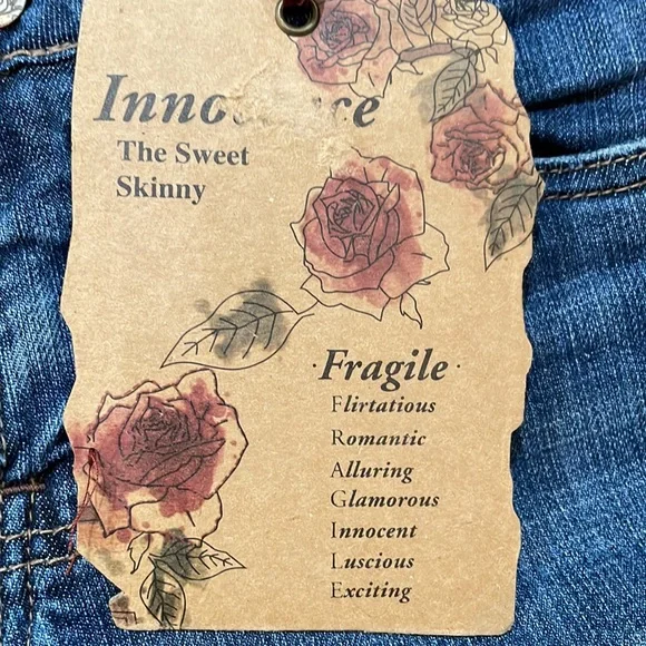 Refuge Blue Jeans NWT Style The Sweet Skinny Size 9 98% cotton 2% spandex - Picture 3 of 13